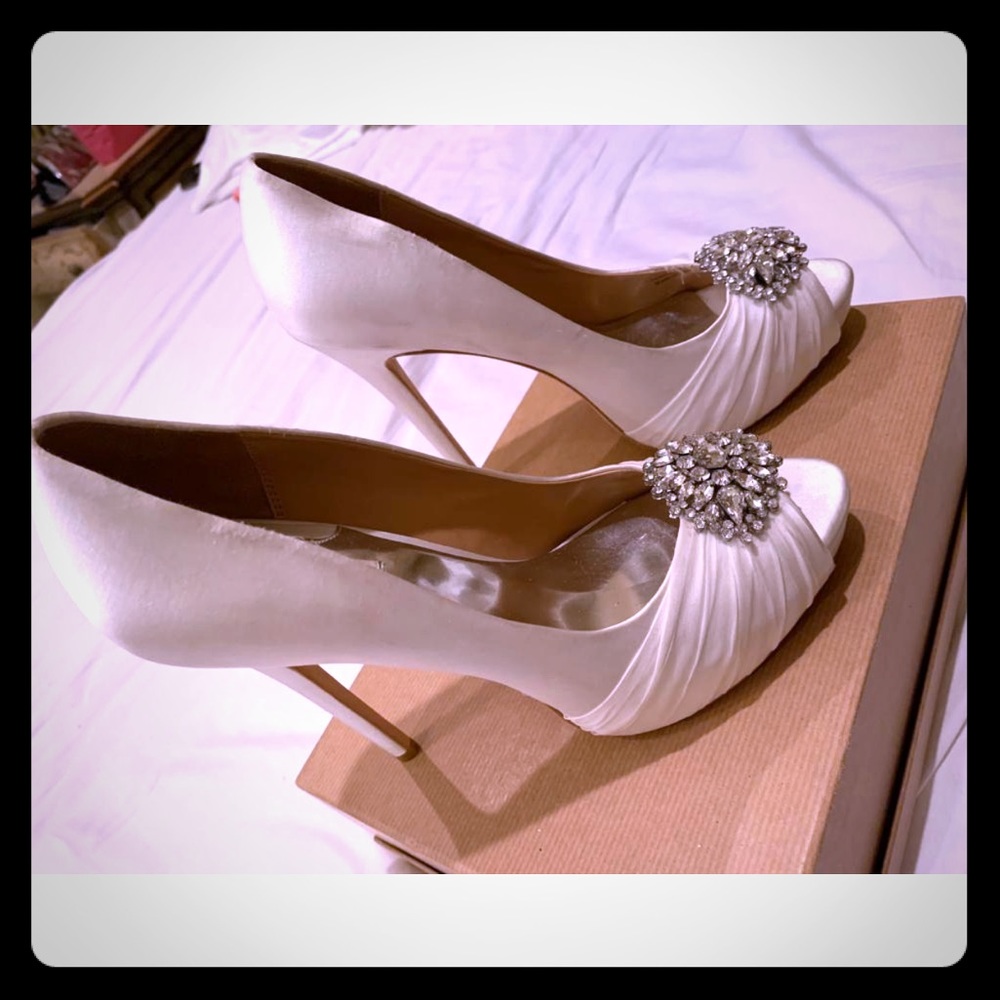 Badgley Mischka Pump (white)